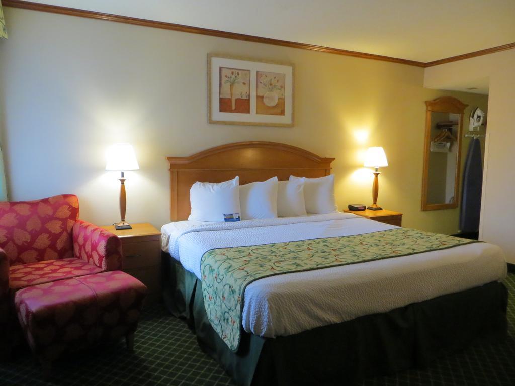 Baymont By Wyndham Kalamazoo East Extérieur photo